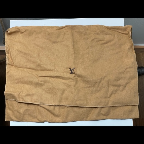 LOUIE VUITTON ALAMA BAG - Picture 6 of 7